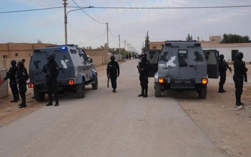 قوة امنية تداهم مطلوبين وتلقي القبض على (4) منهم بحوزة احدهم سلاح ناري اوتوماتيكي  في ام الجمال