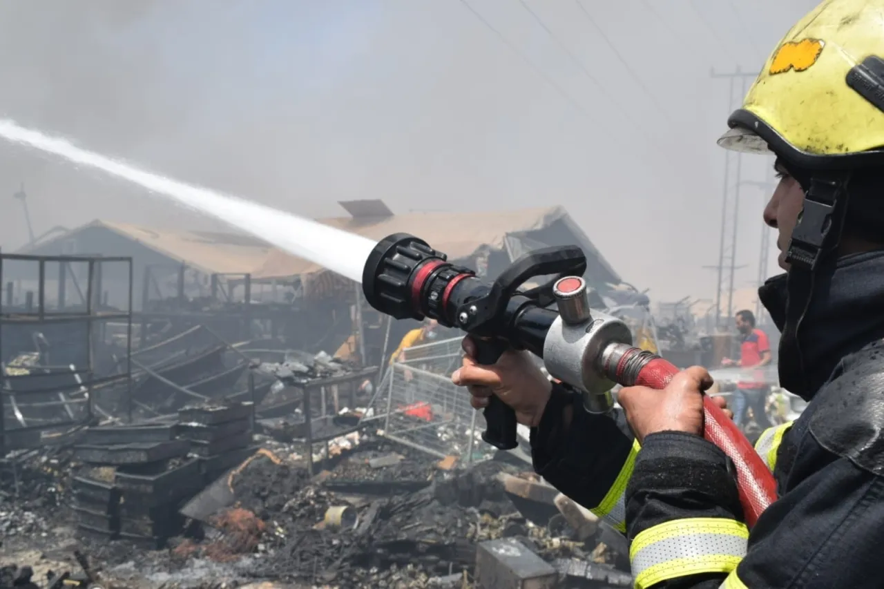 الدفاع المدني يخمد حريق هنجر بمحافظة إربد 