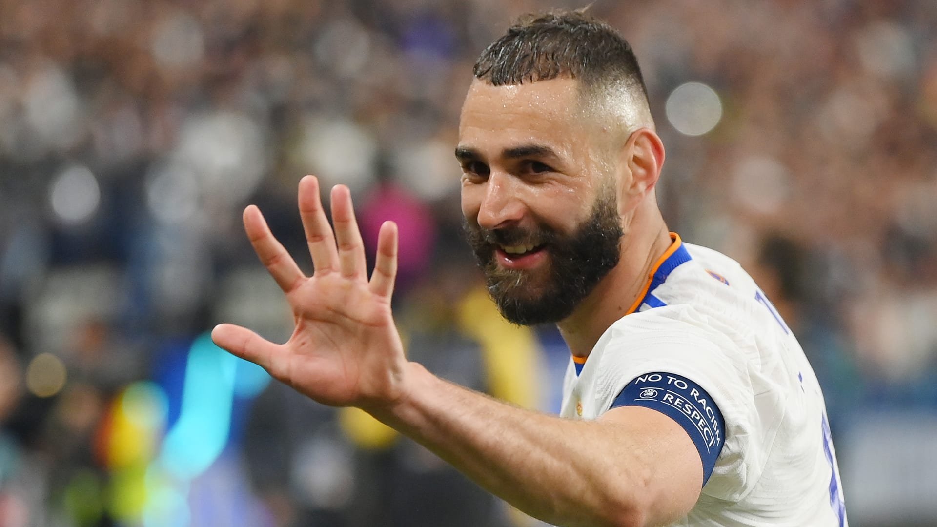 تصرف غريب ..  بنزيما يفاجئ جماهير ريال مدريد مجددا