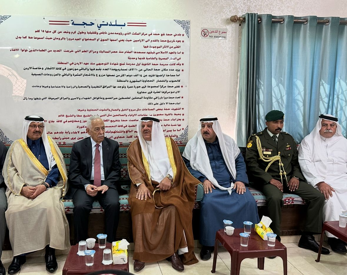 مندوبا عن جلالة الملك وولي العهد ..  العيسوي يعزي عشائر الحجاوي 
