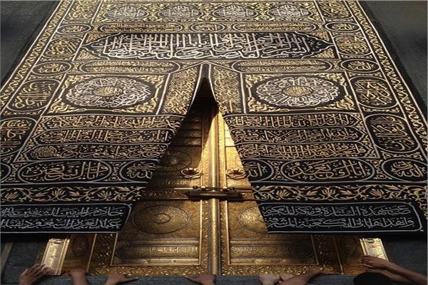 "إيذانًا باستبدالها في غرة محرم" ..  تسليم كسوة الكعبة المشرفة لسدنة بيت الله الحرام