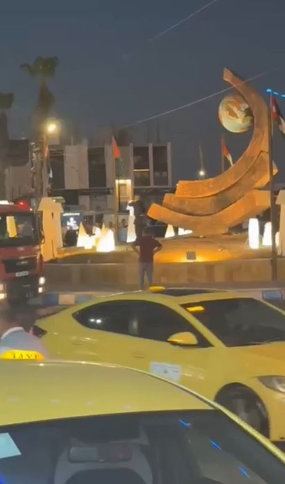 بالفيديو ..  كوادر شرطة محافظة مادبا تثنی شخصا هدد بالانتحار 