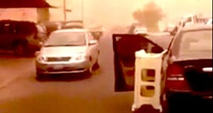 بالفيديو ..  كويتية تجر طاولة من باب السيارة اثناء القيادة وتدهش المارة