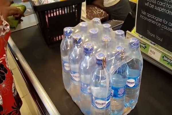 بالفيديو ..  خطورة عبوات المياه المعدنية على صحتك