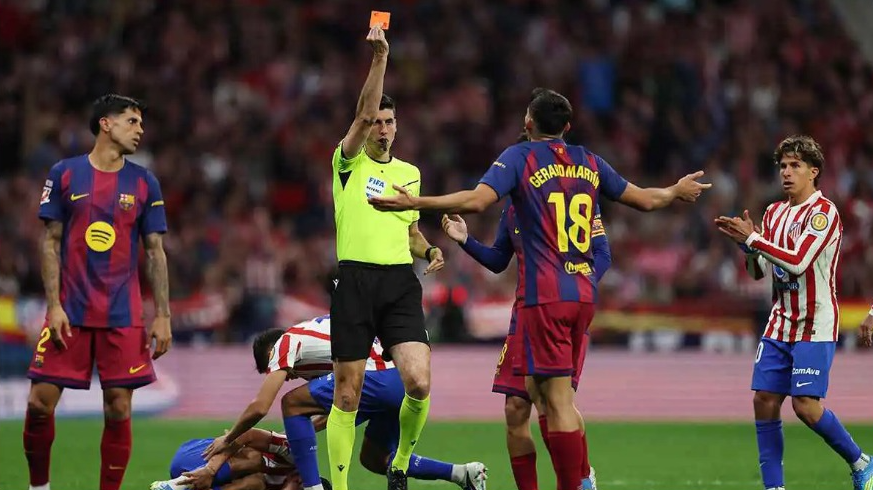تدخل غير مفهوم "VAR" مباراة برشلونة وأتلتيكو مدريد يفجر غضب لجنة التحكيم 