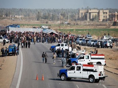 متظاهرون عراقيون يقطعون الطريق الدولي للأردن