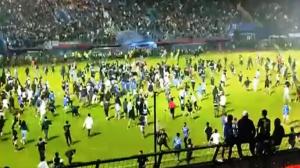 174 قتيلا في أعمال شغب بمباراة كرة القدم في إندونيسيا - فيديو 