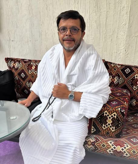 محمد هنيدي يؤدي مناسك الحج مرددًا: لبيك اللهم لبيك