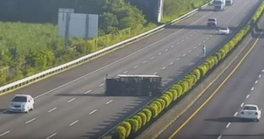 شاهد ..  اصطدام سيارة تسلا بشاحنة بسبب فشل نظام القيادة الآلية
