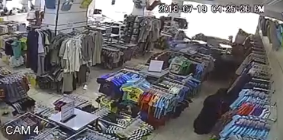 بالفيديو  ..  سيدة تداهم محل ملابس بسيارتها و تدهس احد العمال 