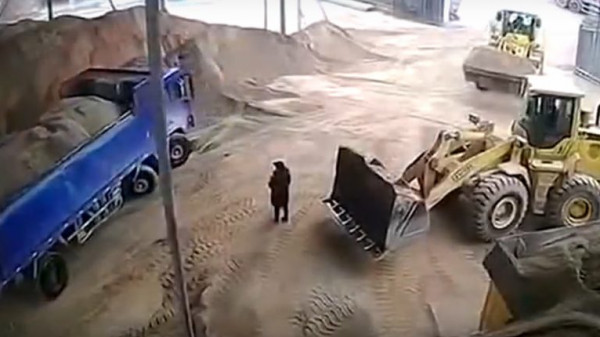 بالفيديو  ..  مشاهد تحبس الانفاس  ..  سائق يدفن زميلته حية بجرافة  ..  "تفاصيل"