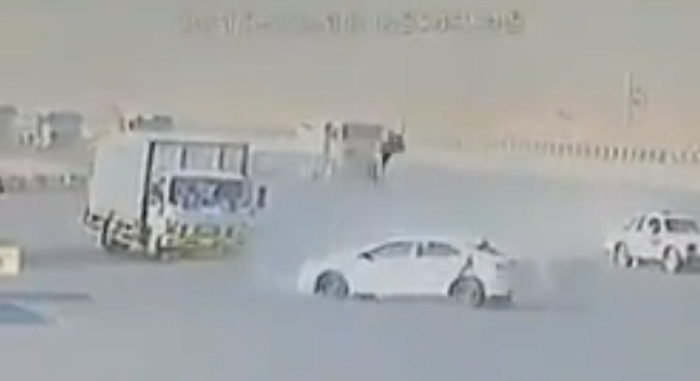 فيديو مروع  ..  لشاب يطير بالهواء صدمته سيارة مسرعة في الشارع 