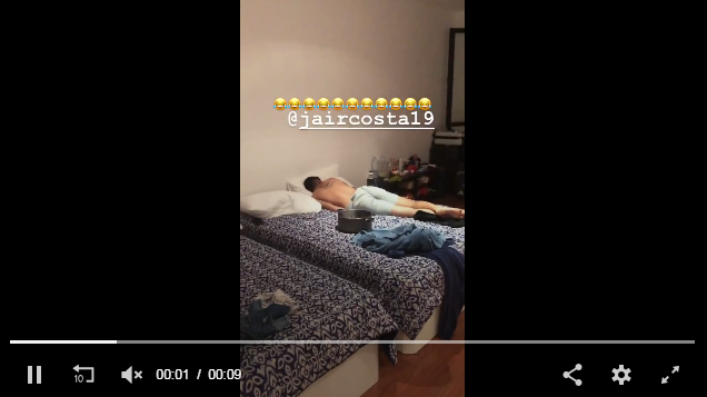 بالفيديو ..  دييجو كوستا يوقظ شقيقه بطريقة مفزعة!