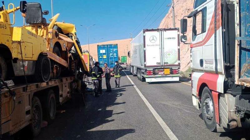 تصادم شاحنتين يعيق حركة السير على الطريق الصحراوي