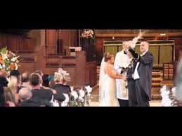 بالفيديو : بومة بيضاء تحمل خواتم الزفاف لعروسين بريطانيين 