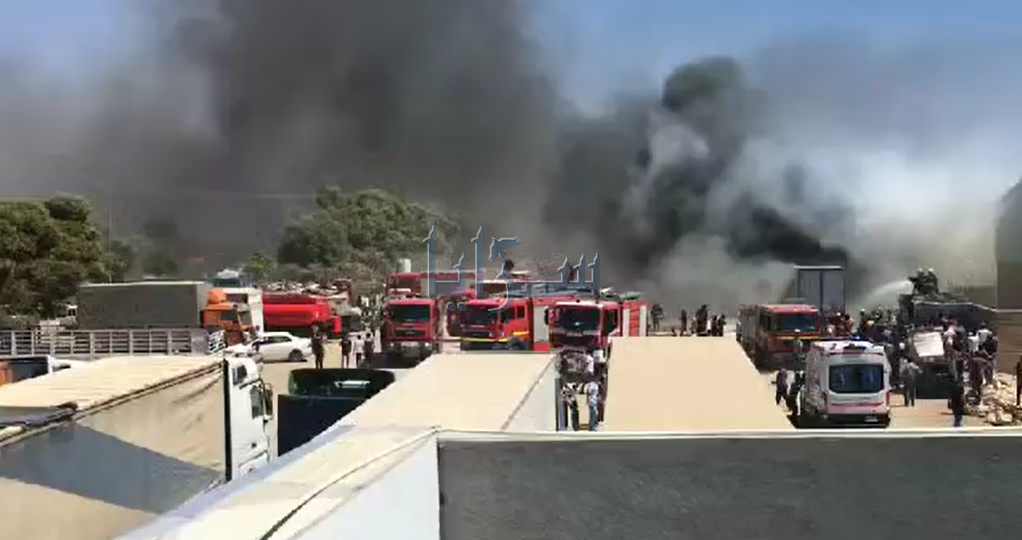 بالفيديو والصور  ..  حريق هائل في كراج للشاحنات في منطقة الجويدة والدفاع المدني يحاول السيطرة على الحريق