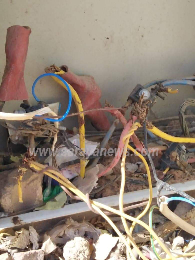 بالصور والفيديو  ..  شبكة الكهرباء الأرضية بمنطقة رم تهدد حياة السكان وسلطة العقبة تتجاهل 