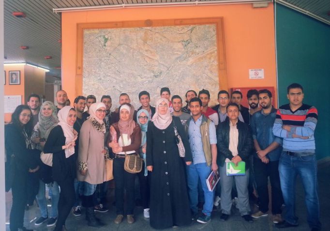 جامعة عمان الأهلية تنظم زيارة إلى المركز الجغرافي الملكي