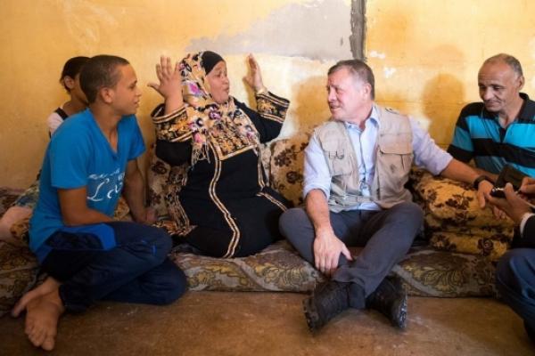 الملك يقوم بزيارة مفاجئة لغور فيفا  ..  صور