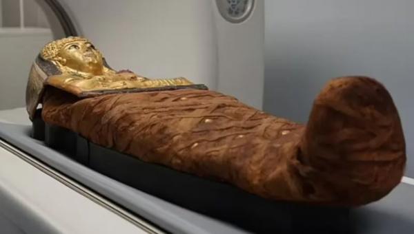 كيف وضعت داخل التابوت؟  ..  فكُّ لغز مومياء حيّرت العلماء