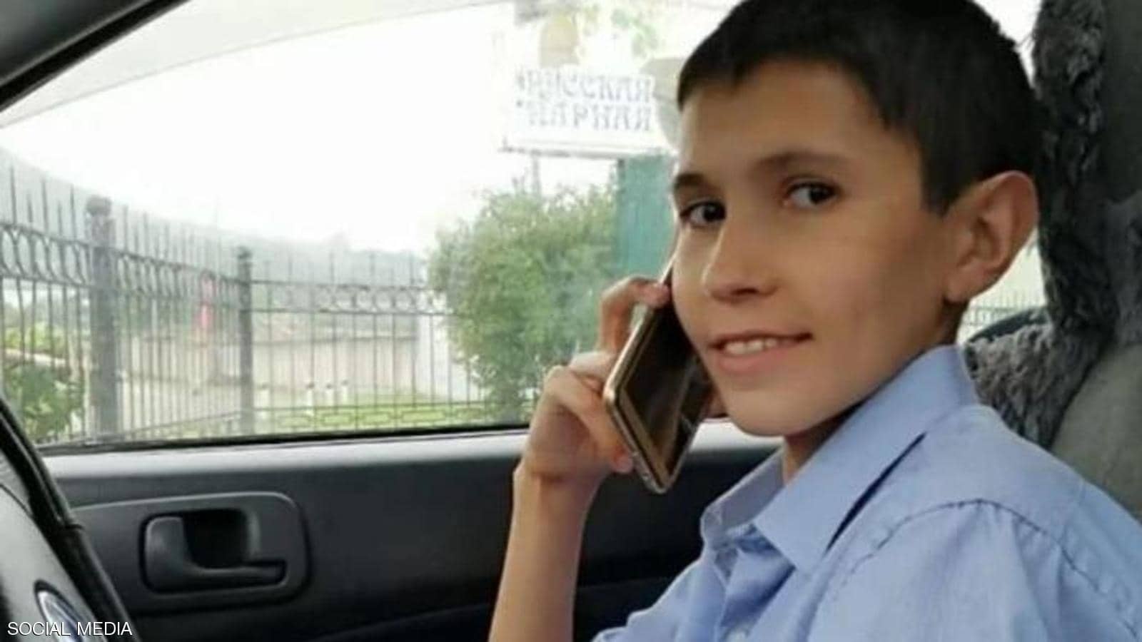 عمره في الثلاثينات لكنه يبدو طفلا ..  فما قصته؟