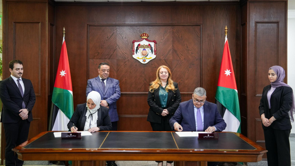 "الخارجية" و"البريد" يوقعان اتفاقية تقديم خدمات قنصلية خارج الأردن