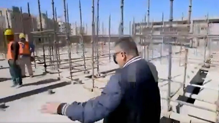  بالفيديو ..  سقوط الإعلامي المصري عمرو الليثي من الطابق الثالث