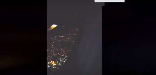 بالفيديو  ..  النيران تلتهم محرك طائرة ركاب في الأجواء الأمريكية