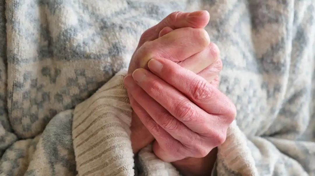 قشعريرة بلا حمى ..  متى تكون طبيعية ومتى تنذر بمشكلة صحية؟  