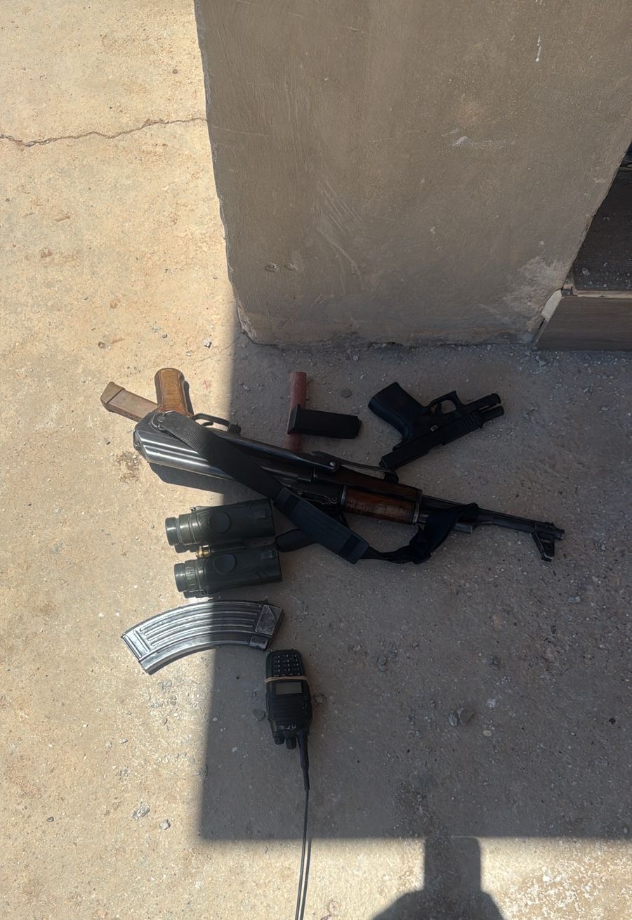 عملية نوعية في الرويشد: القبض على مطلوب خطير متورط بتهريب المخدرات عبر “المناطيد” وضبط أسلحة