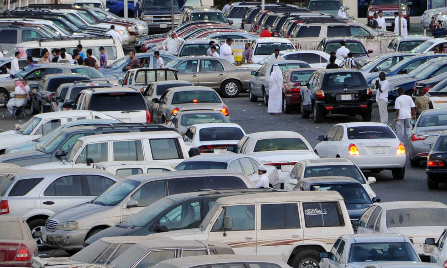 السعودية: رشوة واعتداء يوقعان مالك معرض سيارات