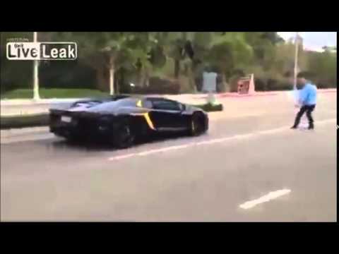 بالفيديو ..  أمريكي غاضب يعتدي على "لامبورجيني"  بالحجارة !