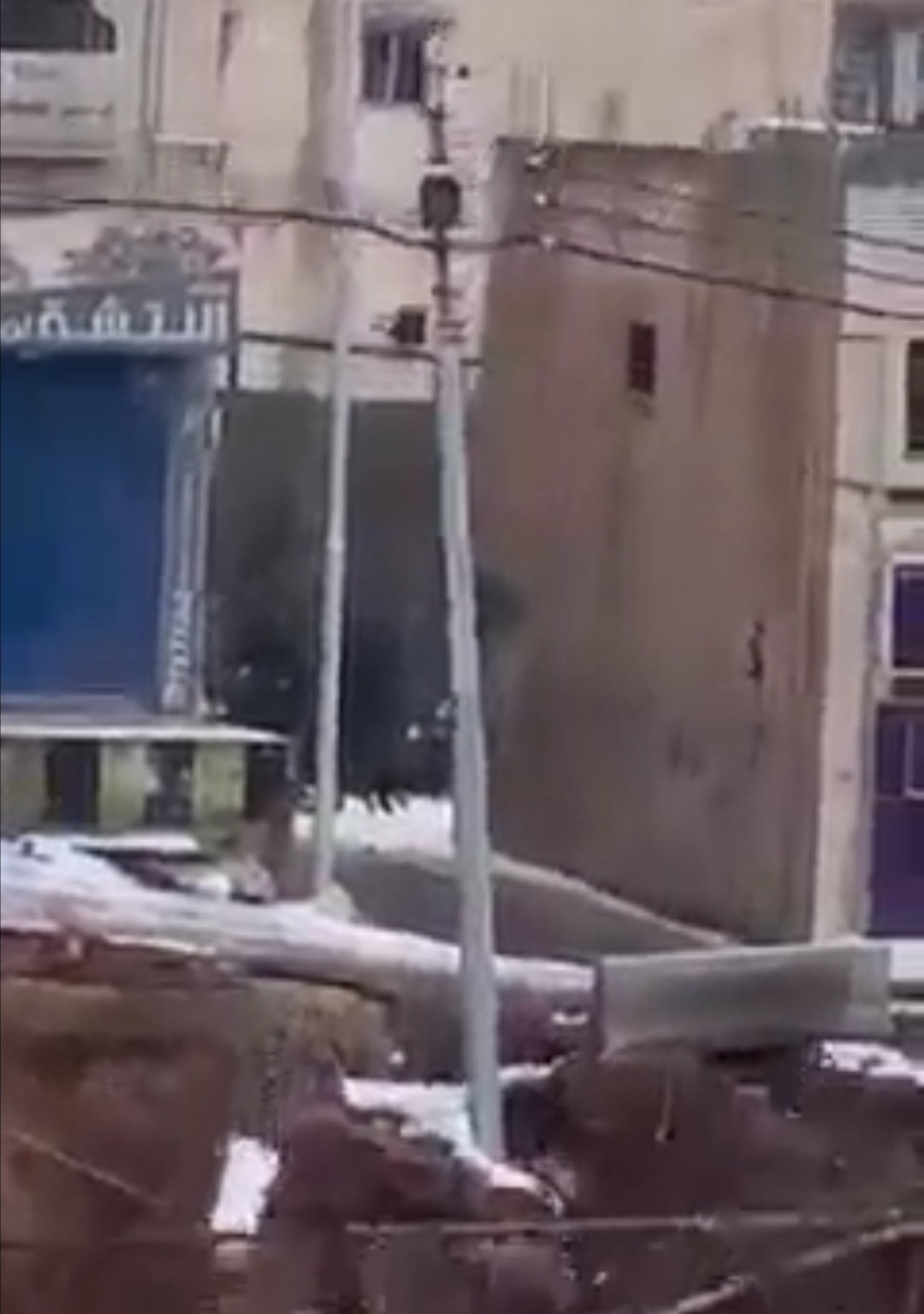 شاهد فيديو سقوط اعمدة كهرباء بمنطقة طبربور