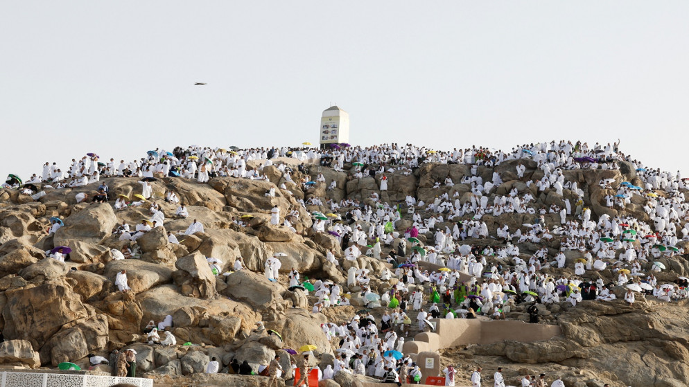 السعودية تدعو الحجاج للبقاء بمخيماتهم بعرفات حتى الرابعة عصراً