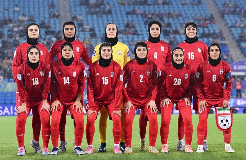 بعد طلب اللجوء والهروب من المعسكر  ..  ترامب يعلق على أزمة لاعبات إيران