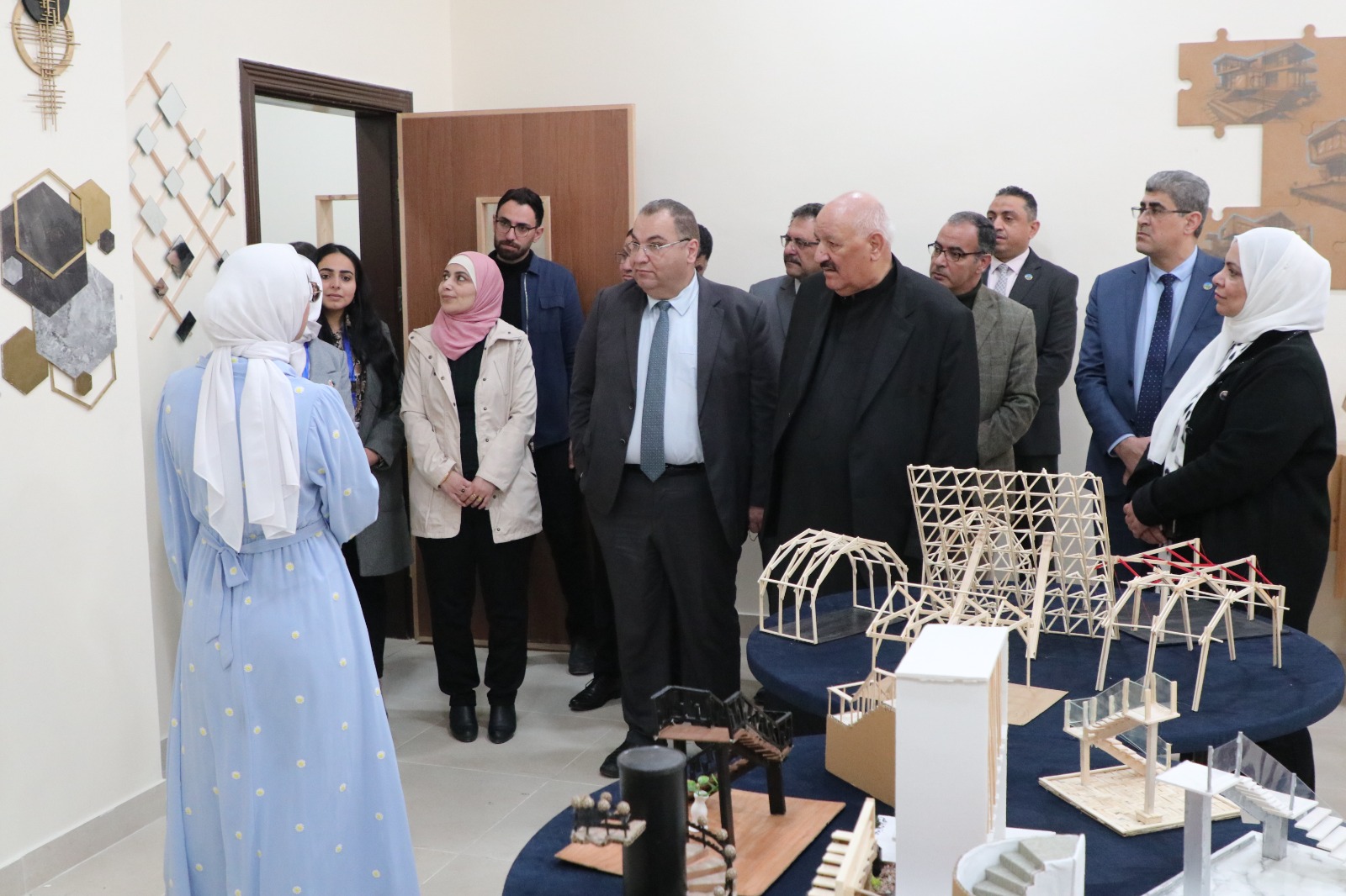 افتتاح معرض الاعمال الهندسية في كلية الزرقاء التقنية المتوسطة 