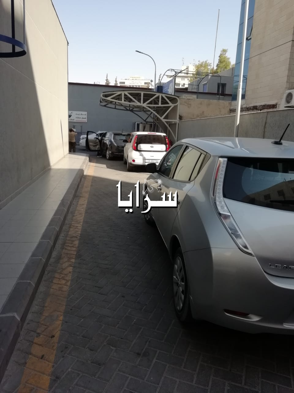 بالصور  ..  مالكو سيارات كهربائية لسرايا : نشحن مركباتنا (20) دقيقة ولا يوجد محطات شحن كافية 
