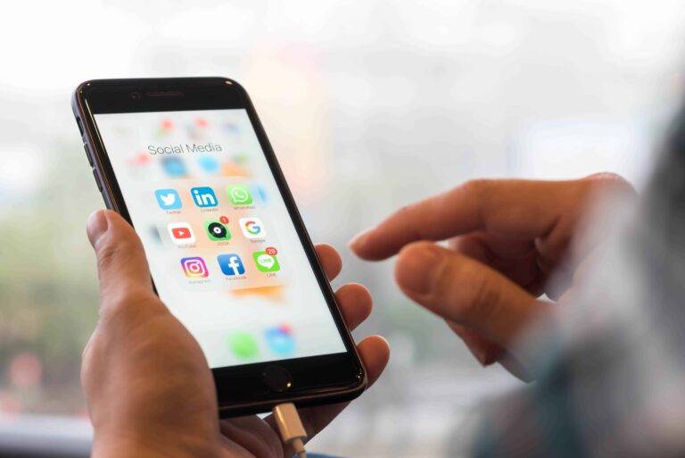 خبير قانوني: الانتقاد الموجه للشخص نفسه يُعتبر جريمة في قانون الجرائم الإلكترونية