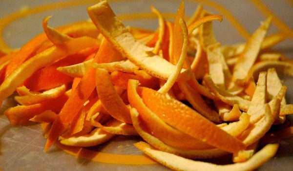 هل تعلم أن قشر البرتقال يستطيع أن يمنحك مجموعة كبيرة من الفوائد؟