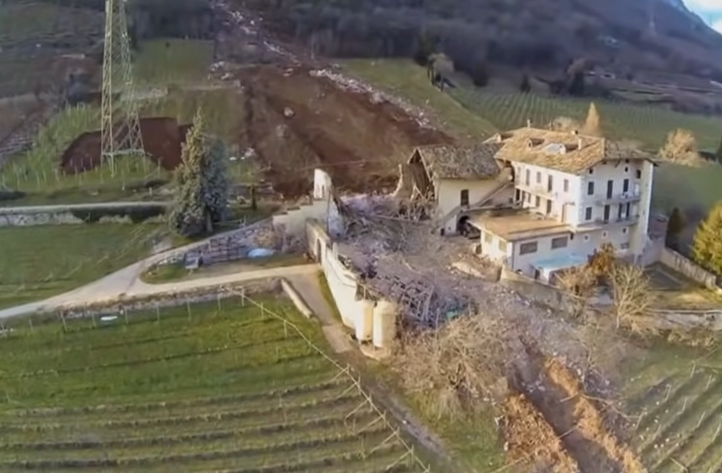 بالفيديو  ..  صخرة ضخمة تدمر منزلا تاريخيًا عمرة 300 عام في إيطاليا