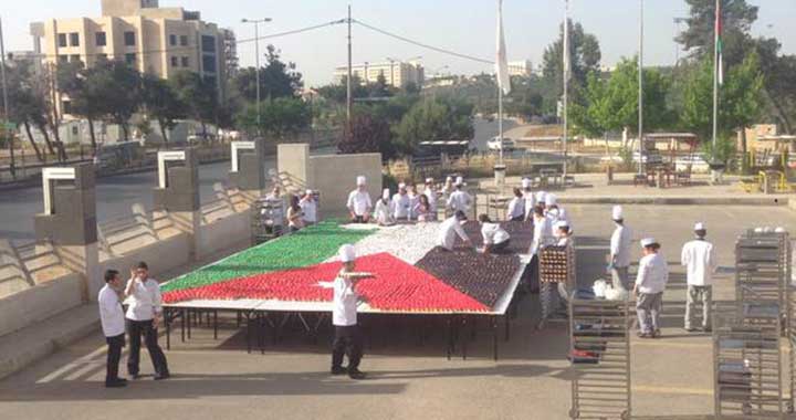 بالصور  ..  علم الأردن من 15 ألف قطعة حلوى