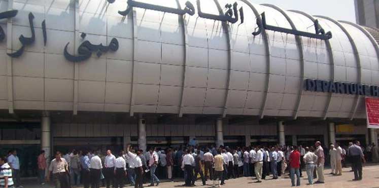 في واقعة غريبة ..  خليجي يضطر لحمل أمواله في “شوال” بمطار القاهرة