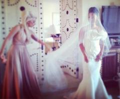 بالصور: بعد إطلالاتها الجنونية ليدي غاغا تقلب المقاييس في زفاف صديقتها