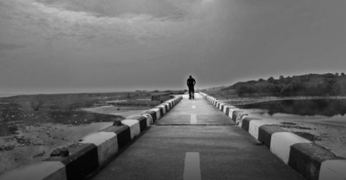 أرجع إلى الماضي كثيرًا وأندم على مواقف سابقة، فكيف أتخلص من ذلك؟