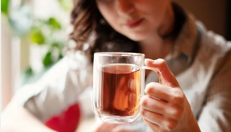 دراسة حديثة ..  كوب من الشاي يومياً يعزز كثافة العظام لدى النساء