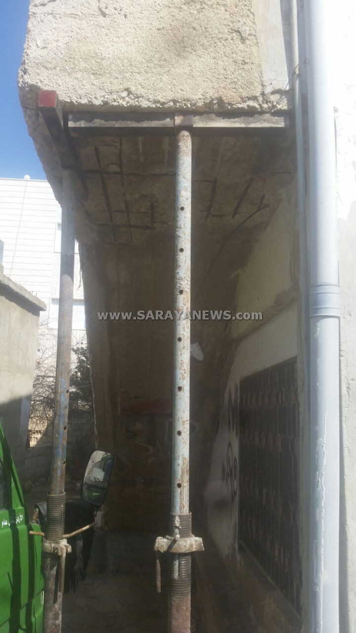 بالصور  .. مواطن يناشد اهل الخير : درج منزله معرض للسقوط بأي لحظة و ابناء تشردوا بالشارع