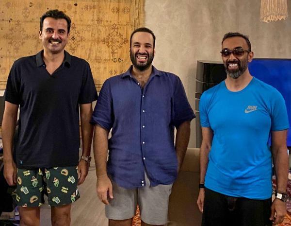 أمير قطر وولي عهد السعودية والشيخ طحنون بن زايد في لقاء ودي على البحر الأحمر