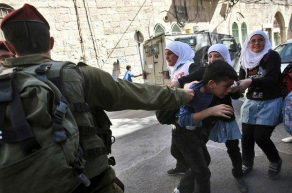 قوات الاحتلال تعتدي على شابين بالضرب وتعتقل طفلاً في الخليل