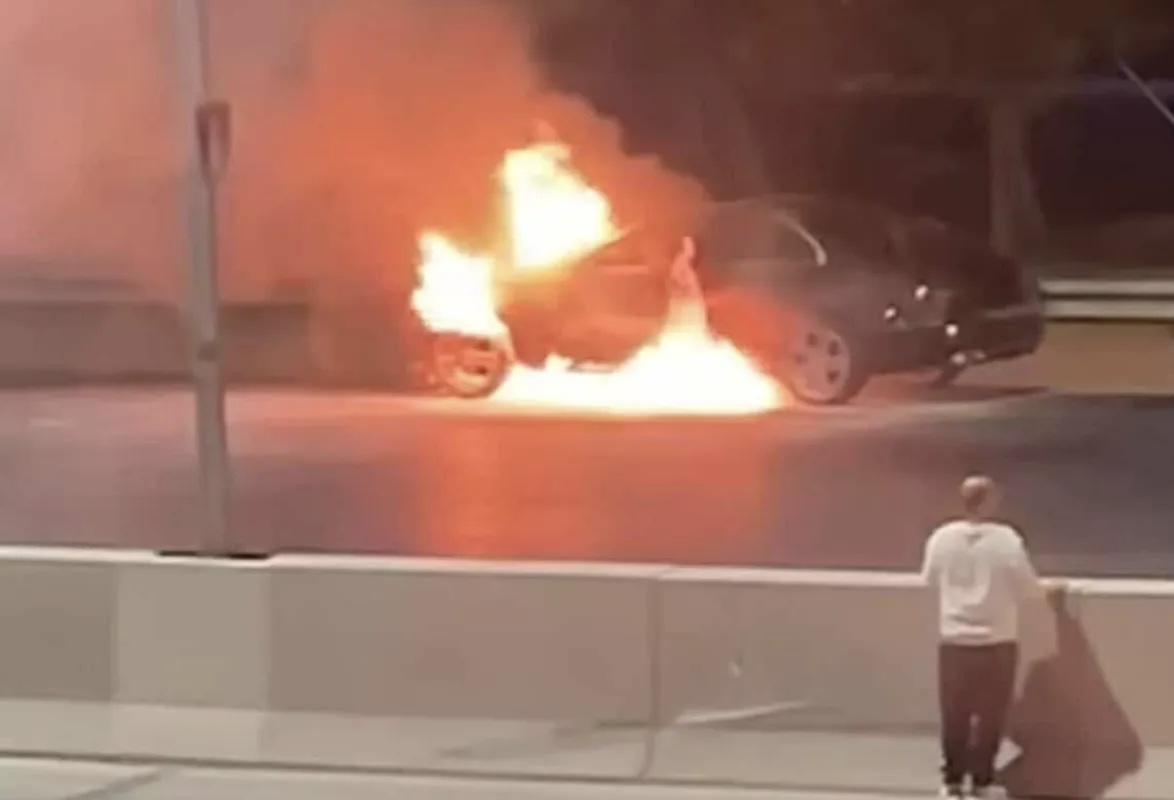 اندلاع حريق بسيارة مرسيدس على طريق المطار