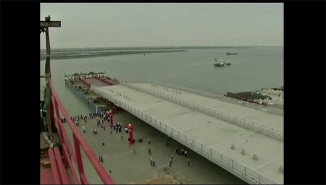 بالفيديو ..  نصب هيكل جسر يبلغ وزنه 3 آلاف طن سيربط هونغ كونغ بماكاو 